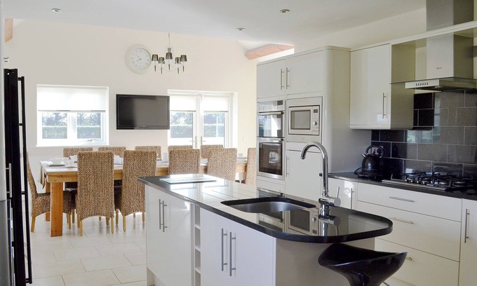 Holywell Cabaña | 7 bedroom accommodation in Babell near Holywell, Flintshire