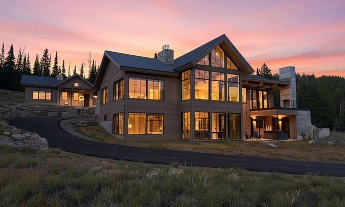 Big Sky Chalet De Esquí | 7-bedroom chalet with golf simulator, steam room, and hot tub