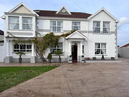 Porthcawl Casa | 7 Bedroom House - Hot Tub Garden Pets Events
