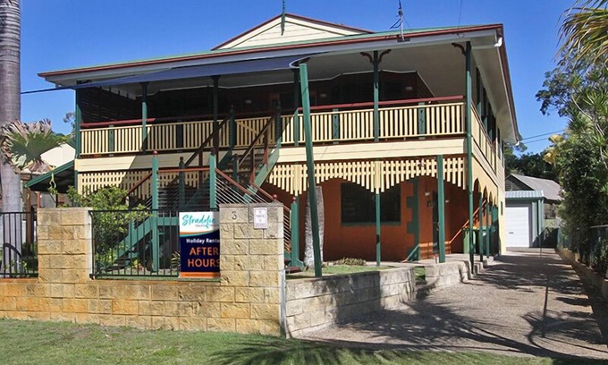 Amity Point Casa | 7 Bedroom Queenslander close to rock wall