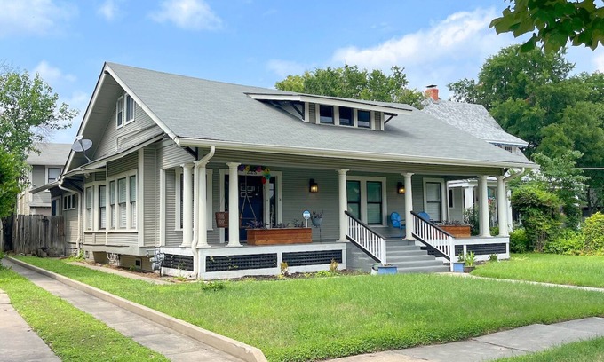 Midtown Casa | 7-bedroom vacation home just 4 minutes drive to River Walk