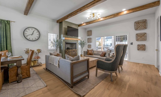 Lexington Casa | 7 Bedrooms | 6.5 Bathrooms | Hot Tub | 10 Beds