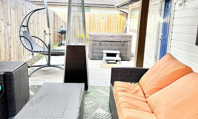 MacGregor Casa | 7-bedrooms-hot tub-4miles to downtown Houston, Medical center, 1 mile to UH, TSU