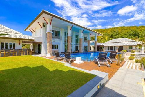 Hua Hin Villa | 7 Bedrooms Mansion on The Golf Course! JB2