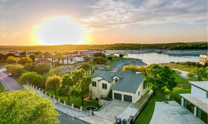 Highland Lake Estates Casa | Waterfront de lujo Deep Cove Retiros familiares / corporativos / grupales - para 30 - 6000sf
