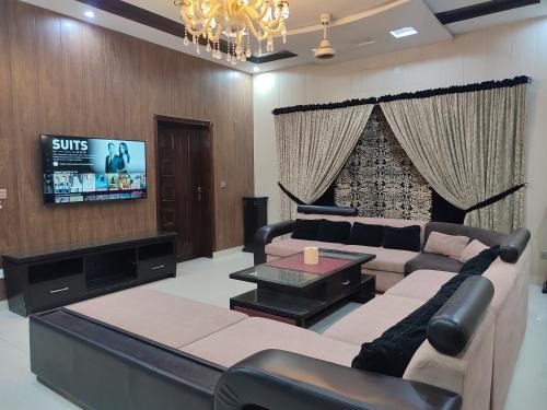 Lahore Casa | 7 BR Serviced Holiday Home Near Emporium Mall