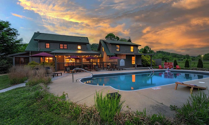 Arden Casa | 7 Br~Sleeps 20~Sport Court~Pool~Hot Tub~Playground