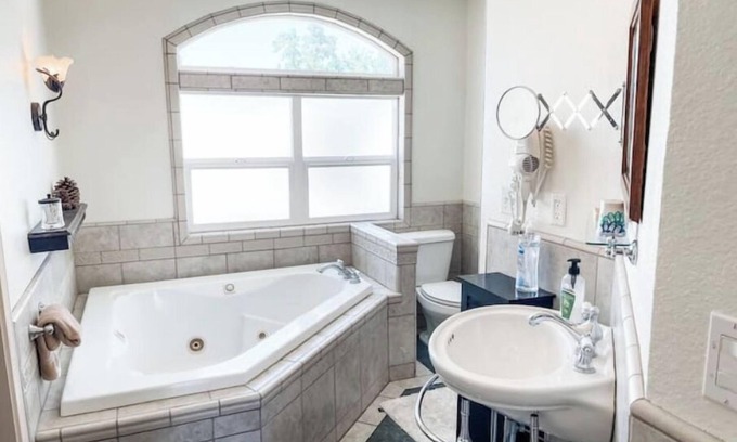 Mariposa Apartamento | #7 Jacuzzi tub-Balcony- Historic Downtown suite