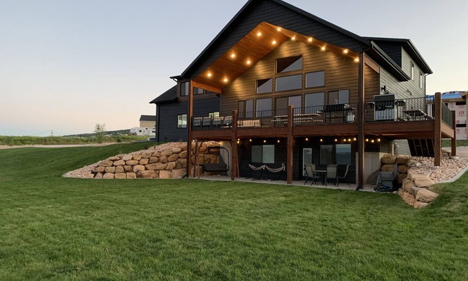 Garden City Cabina | 7 King Beds! Private Hot Tub, Pickleball Court, SUP’s, Ping Pong and Air Hockey