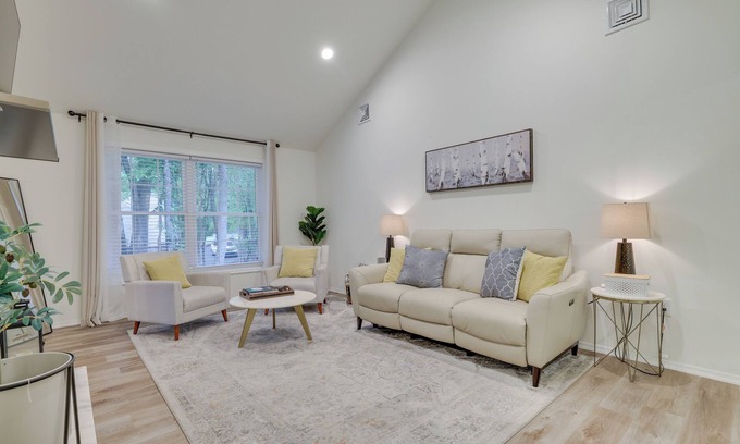 East Stroudsburg Casa | 7 Mi to Camelback Mtn: Chic Penn Estates Home