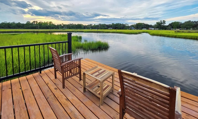 Riverview Casa | 7 Mi to Dtwn Jacksonville: Riverfront Home w/ Deck
