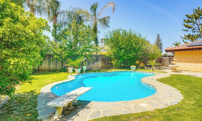 Greenacres Casa | 7 Mi to Dtwn: Poolside Paradise in Bakersfield!