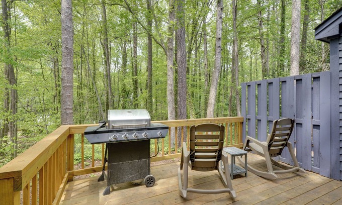 North Raleigh Casa | 7 Mi to Dtwn Raleigh: BBQ-Ready Townhome!
