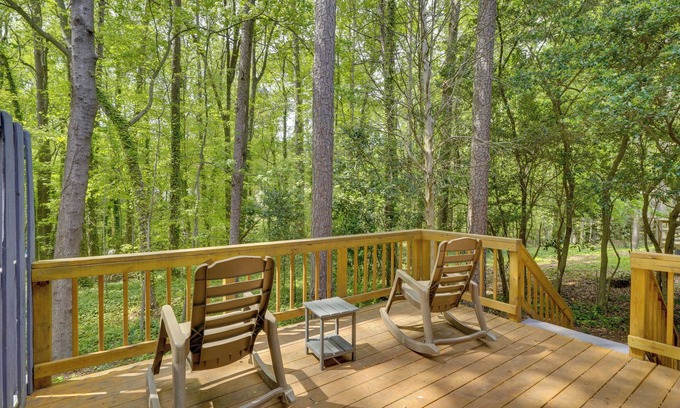 North Raleigh Casa | 7 Mi to Dtwn Raleigh: Townhome w/ Deck!