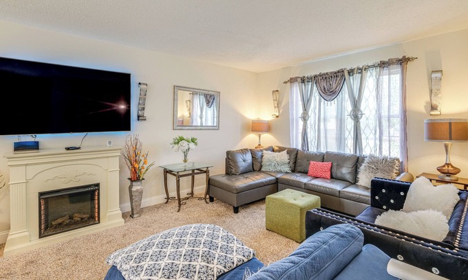 Oxon Hill-Glassmanor Casa | 7 Mi to National Harbor: Pet-Friendly Family Home