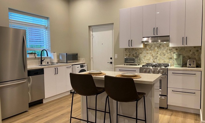 Torrey Highlands Apartamento | 7-Mile to Del Mar Beach, Private Studio, AC, Full Kitchen, In-Unit Washer/Dryer