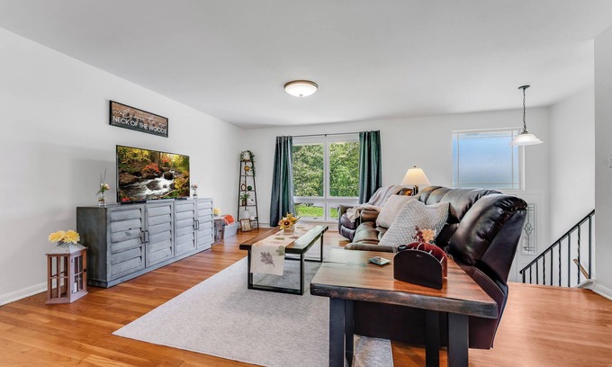 Star City Casa | *7 Min to WVU*Private Deck*Game Room*Full Kitchen*W/D