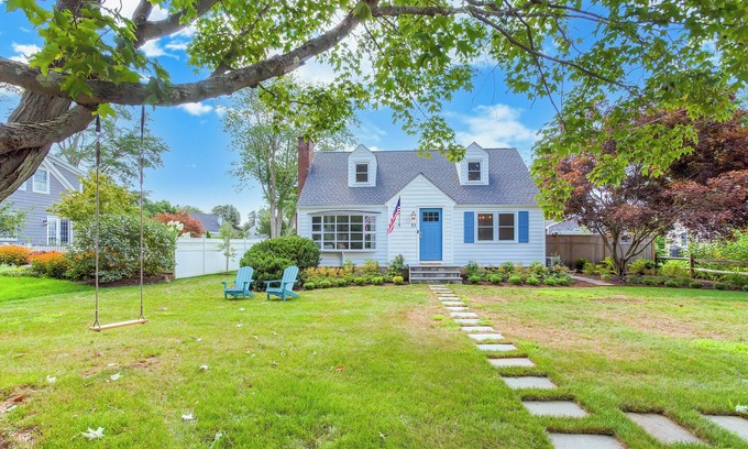 Madison Casa | 7 Min Walk from Water: Cheerful 4 Bedroom Home