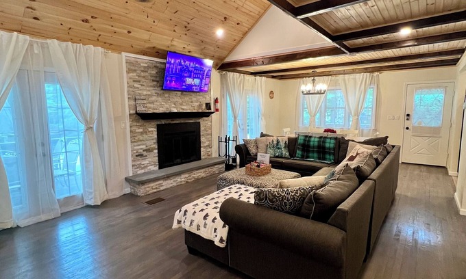 Lake Ariel Cabina | 7 minutes to the Lake/Beach! Spacious 4BR Cabin with game room, fire pit & deck