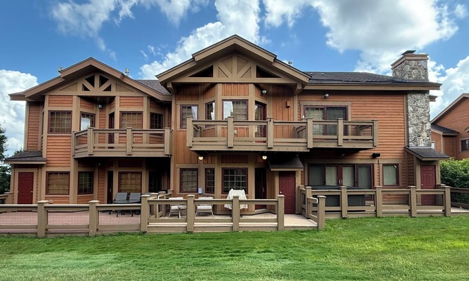 Champion Casa | 7 Springs - Luxury Southwind Townhome Ski-in Ski fuera de la cubierta trasera!