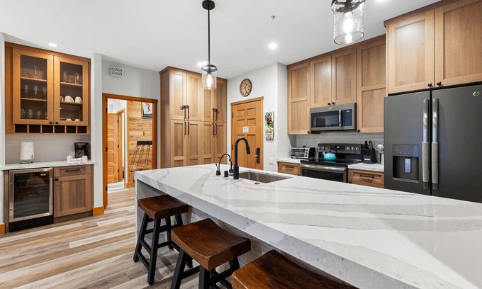Olympic Valley Condominio | 700 | Premium 2BD - King, Doubles, A/C + Pool