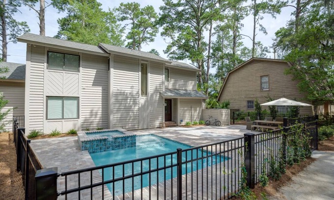 Lawton Woods Casa | 77 Lawton: Elegant 3 Bedroom Lawton Woods Home. Deck and Fire Pit, NEW Pool