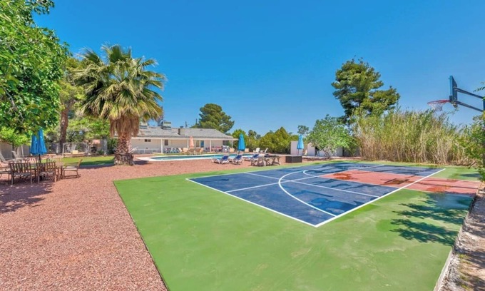 Chinatown Casa | 777Rentals - 7BRs/4BA - Sport Court Estate