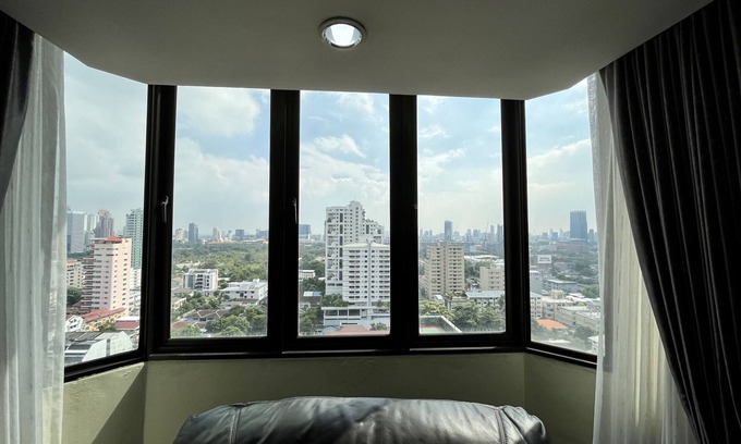 Ploenchit Condominio | 78sqm, Large 1 Bdrm, Soi Nana, Near BTS, Free WiFi