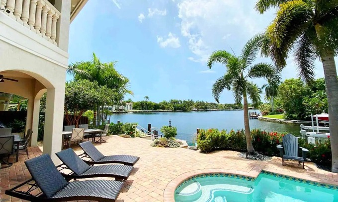 Bal Harbour Casa | 7bdr Heated pool Waterfront Mansion 6 min beach + Paddleboard + Kayaks