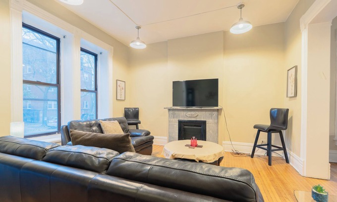 Lake View East Casa | 7BR Apartment City Escape Near Cubs + Laundry Ready