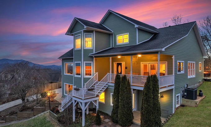 Asheville Villa | 7br Asheville Mansion, Views, Pool, Full Spa, Hot Tub, Gameroom - close to DownT