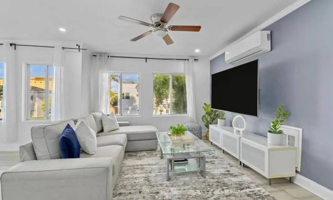 Mission Beach Apartamento | 7BR Massive Beach Retreat Sleeps 26 Steps to Ocean