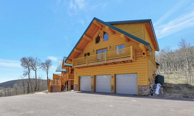 Hartsel Casa | 7BR Mountain Retreat ~ Hot Tub ~ Epic Mtn Views ~ Game Room ~ Wood Fireplaces