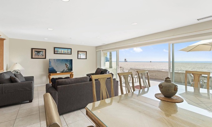 Balboa Peninsula Condominio | 7BR Oceanfront Retreat | Coveted Pier-to-Pier Location | Walk to it All