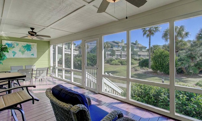 Isle of Palms Apartamento | 7C Mariners Walk by AvantStay | Beautiful Porch, Easy Access to Pool + Beach