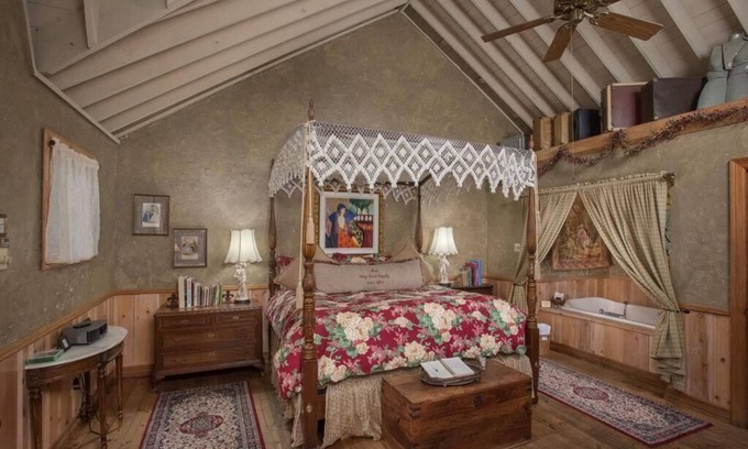 Wellborn Cabina | 7F Lodge - France Chateau w/Jacuzzi Tub and Breakfast