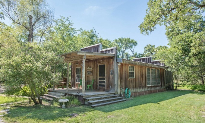 Wellborn Cabina | 7F Lodge - Hill Country Lodge - Country Living w/Jacuzzi Tub and Fire Pit and Breakfast