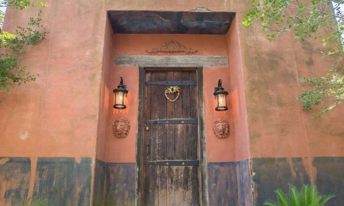 Wellborn Cabina | 7F Lodge - Spain Spanish Hacienda Splendor w/Jacuzzi Tub and Breakfast