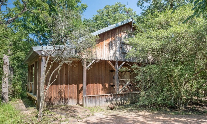 Wellborn Cabina | 7F Lodge - The Barn A Secluded Western Style Place w/Jacuzzi Tub and Breakfast