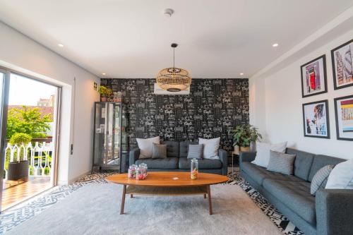 Santo Antonio dos Olivais Casa | 7Min From University and Sé Velha - AC - Work Desk - WiFi 300MBs -Suite 7 and 8