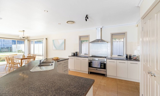 Kellyville Casa | 7min Walk to Metro Station, Elegant 5BR House