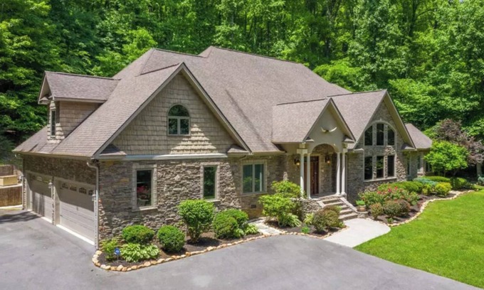 Wears Valley Cabina | 8,000 sq ft mansion w/cinema, sauna, hot tub, arcade, pool table, and parlor!