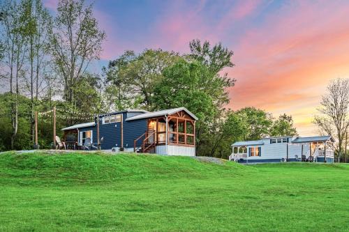 Guntersville Apartamento | 8 All Decked Out, Luxury Tiny House, Boat Parking Mins to Lake Guntersville, Downtown