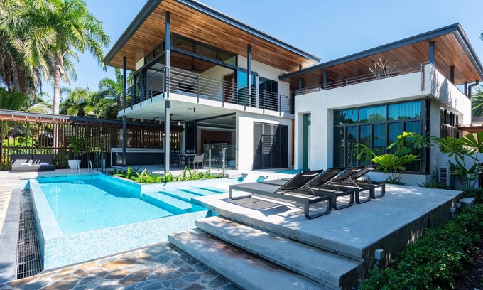 Port Douglas Casa | 8 Beachfront Mirage - 6 Bedroom Luxury Home in Exclusive Position