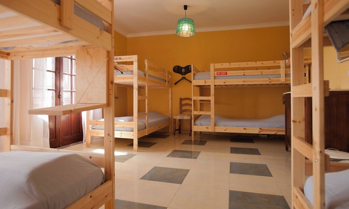 Ericeira Hotel | Cama de 8 camas: Chill Hill Hostel & Private Rooms - Peach Garden (RNAL Nº 7624 / AL)