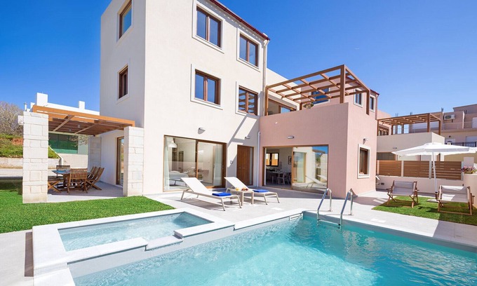 Agia Marina Villa | Villa urbana de 8 dormitorios, 2 piscinas privadas
