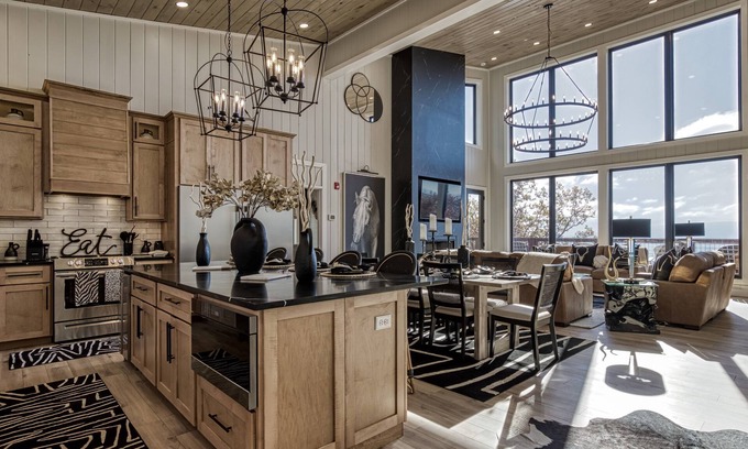 Bluff Mountain Cabina | 8 Bedrooms - SITTIN' ON TOP OF THE WORLD!