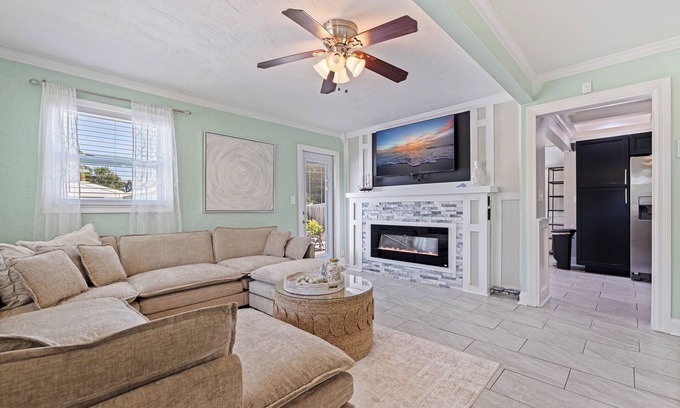 St. Petersburg - Clearwater Casa | 8 Mi to Beach: Family-Friendly, Pastel Gem!