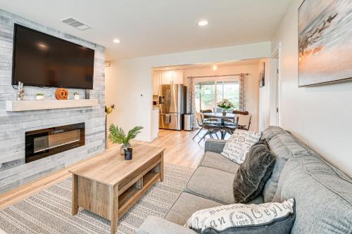 Lincoln Acres Casa | 8 Mi to Downtown San Diego Chic Home with Patio