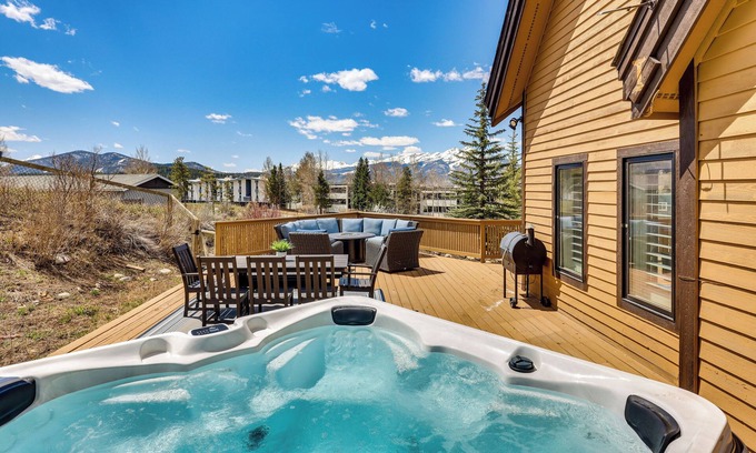 Dillon Casa | 8 Mi to Keystone: Home w/ Hot Tub in Dillon